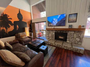 Cozy Studio with Loft at Mammoth Ski & Racquet Club, Hot Tub, Garage, 10 Min Walk to Ski Lifts